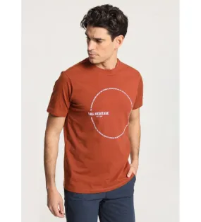Camiseta de manga corta con dibujo circular en el pecho naranja amarronado